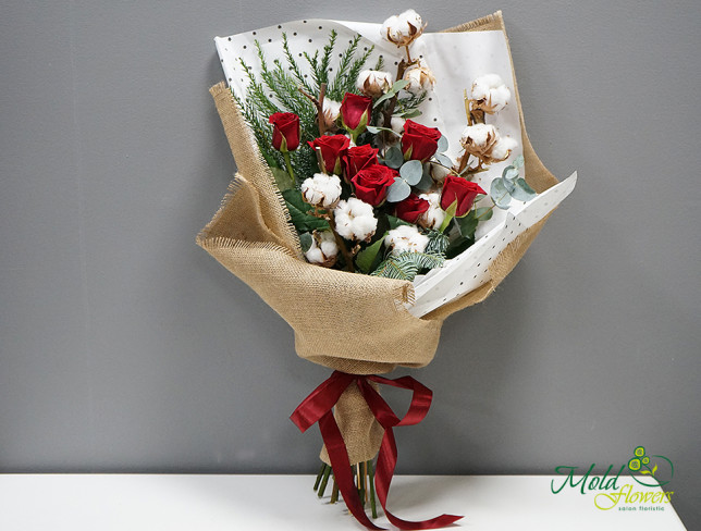 Новогодний букет из ели, хлопка, эвкалипта и красных роз Фото